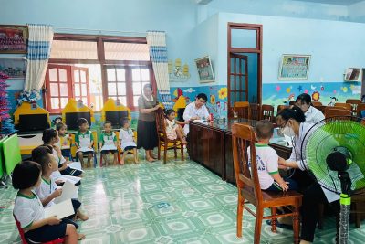 Nhà trường phối hợp với Trạm Y tế xã Đức Lân khám sức khỏe đầu năm cho trẻ
