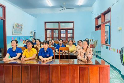 Sáng nay ngày 13/4/2026 tập thể CBGVNV trường Mầm non Đức Lân tham dự trực tuyến Quán triệt nội dung cốt lõi, điểm mới, trọng tâm các Nghị quyết, quy định, kết luận của Hội nghị lần thứ hai Ban chấp hành Trung ương Đảng khóa XIV