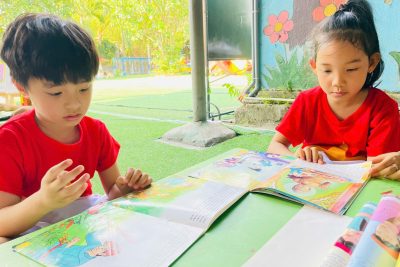 📚 HƯỞNG ỨNG NGÀY HỘI ĐỌC SÁCH 21/4  ✅Trong đời sống tinh thần của mỗi chúng ta, sách đóng vai trò rất quan trọng: Sách là chiếc chìa khoá vạn năng mở cửa lâu đài trí tuệ và tâm hồn con người, là người thầy siêu việt thắp sáng trong ta nguồn tri thức vô tận, dạy chúng ta biết sống và biết hy sinh. Sách là kho tàng tri thức quan trọng đối với tất cả mọi người bởi sách ghi lại những kiến thức, những giá trị của cuộc sống mà người đi trước đã kiếm tìm, học tập, trải nghiệm và truyền lại cho thế hệ sau.  Xuất phát từ nhận thức đúng đắn về mục đích, ý nghĩa và vai trò to lớn của việc đọc sách, xuất phát từ thực trạng của việc đọc sách hiện nay, Trường MN Đức Lân luôn quan tâm đến việc tổ chức các hoạt động đọc sách cho học sinh.   👉Hưởng ứng Ngày hội đọc sách các con được trải nghiệm cùng nhau khám phá những câu chuyện hay, những hình ảnh sinh động và bổ ích 🌼 Tham gia các hoạt động như: kể chuyện theo tranh, xem sách sáng tạo, giao lưu chia sẻ câu chuyện yêu thích. 🌼 Đặc biệt, các cô giáo đã mang đến những giờ kể chuyện truyền cảm, giúp các bé thêm yêu thích việc đọc sách ngay từ nhỏ. Ngày hội không chỉ giúp các con phát triển ngôn ngữ, trí tưởng tượng mà còn hình thành thói quen đọc sách – một hành trang quý giá cho tương lai. 📖 Hãy cùng nhau lan tỏa tình yêu sách đến với các con mỗi ngày! ———🌸☘️🌸———